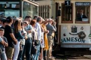 O eléctrico do Porto na paragem do Infante