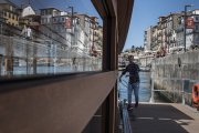 O barco que atravessa o Rio Douro entre Gaia e Porto