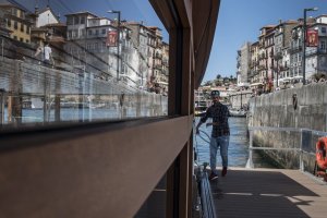 O barco que atravessa o Rio Douro entre Gaia e Porto