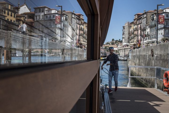 barco-Rio Douro-Gaia-Porto-pictury-photo-tours-porto-portugal