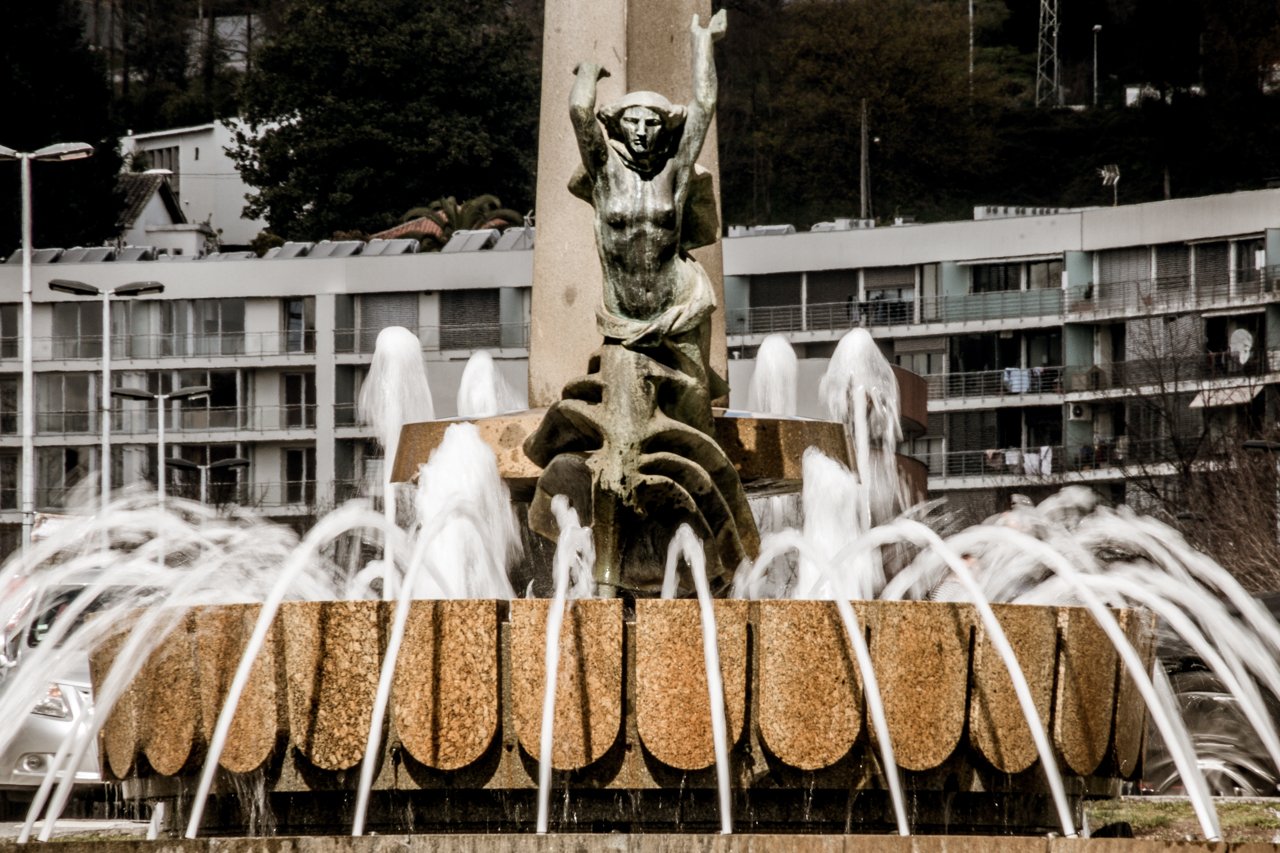 Estátua Maria da Fonte, Guimaraes, Portugal