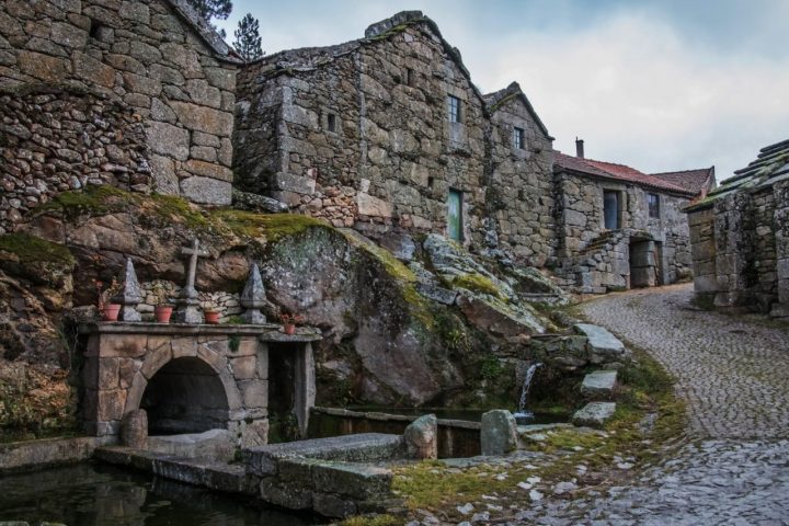 Fonte-romana-aldeia-Arcos-pictury-photo-tours-porto-portugal